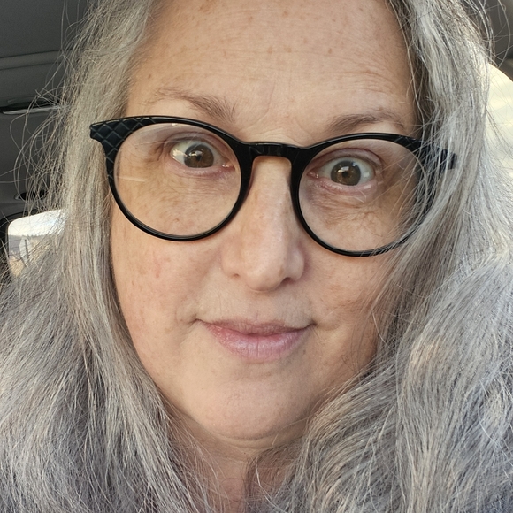 Meet your Posher, Andrea - Picture 3 of 4